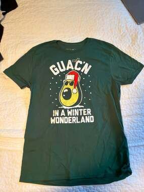 Fifth Sun Guac'n In A Winter Wonderland Avocado Christmas T-Shirt Size L